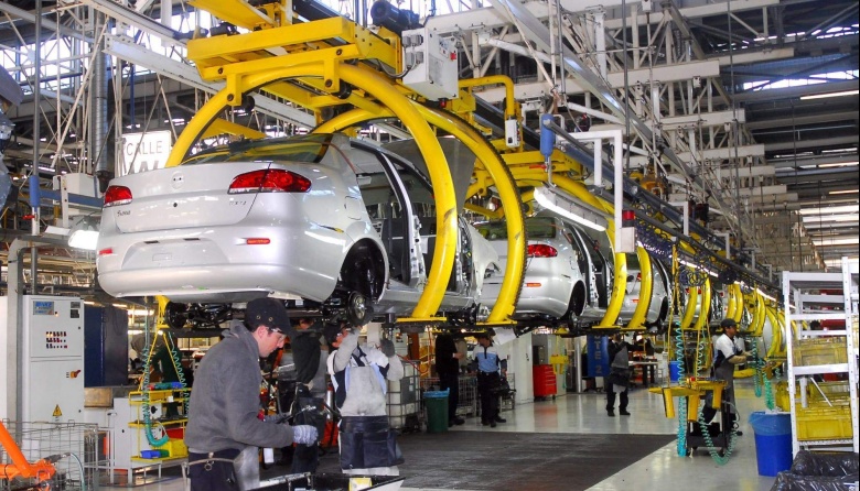 Aumentó la fabricación de vehículos y no es mayor por la restricción externa